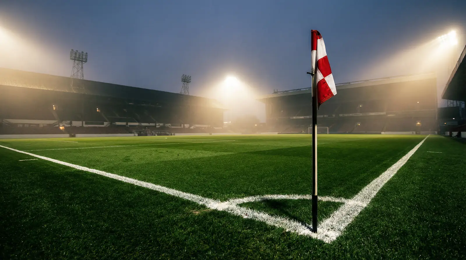 Campo da calcio della Premier League con erba perfetta sotto i riflettori di uno stadio inglese