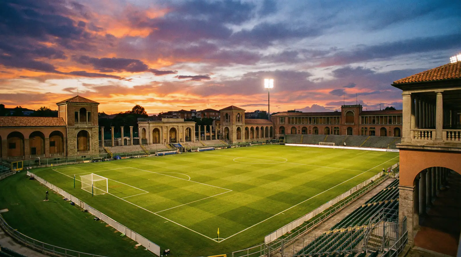 Vista panoramica di uno stadio italiano di Serie A illuminato sotto il cielo serale